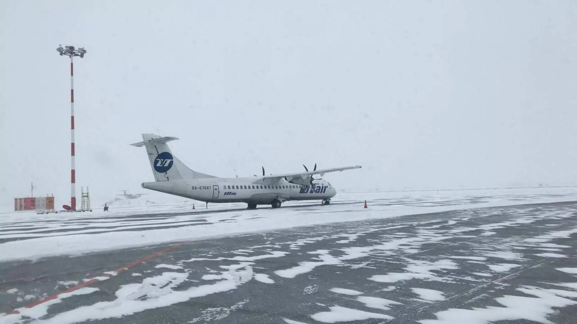 Самолет Тюмень-Ханты-Мансийск прервал рейс, находясь на ВПП