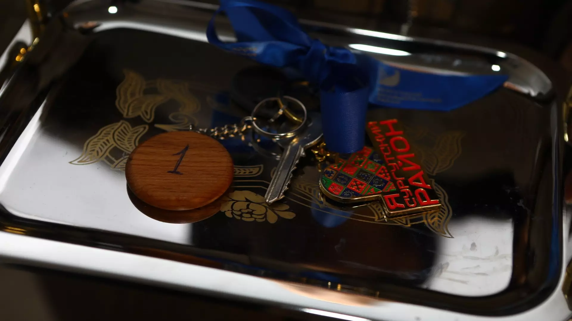 Андрей Трубецкой вручил ключи от новой квартиры добровольцу СВО
