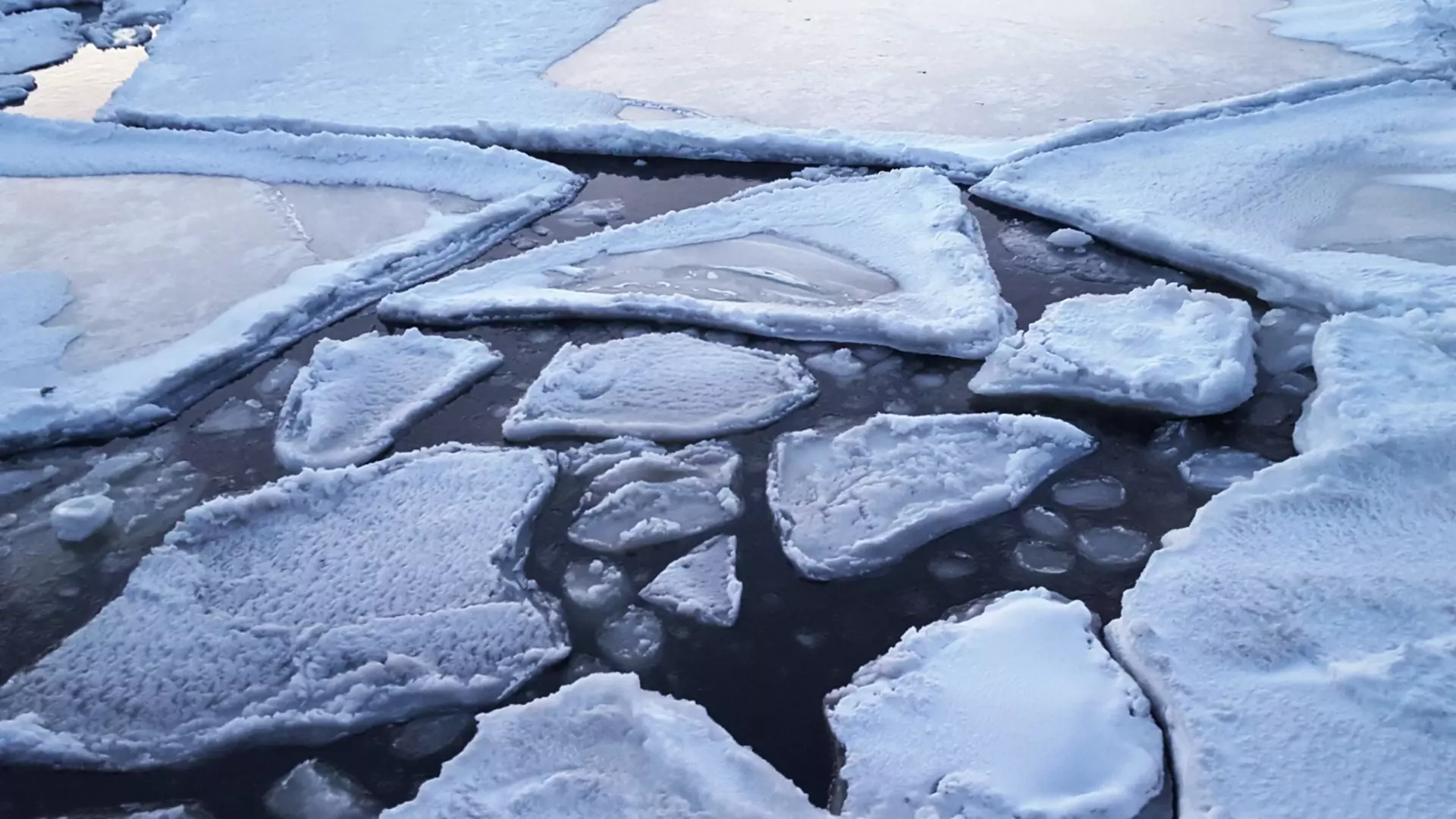 В ХМАО сняли на видео момент взрыва льда на Оби