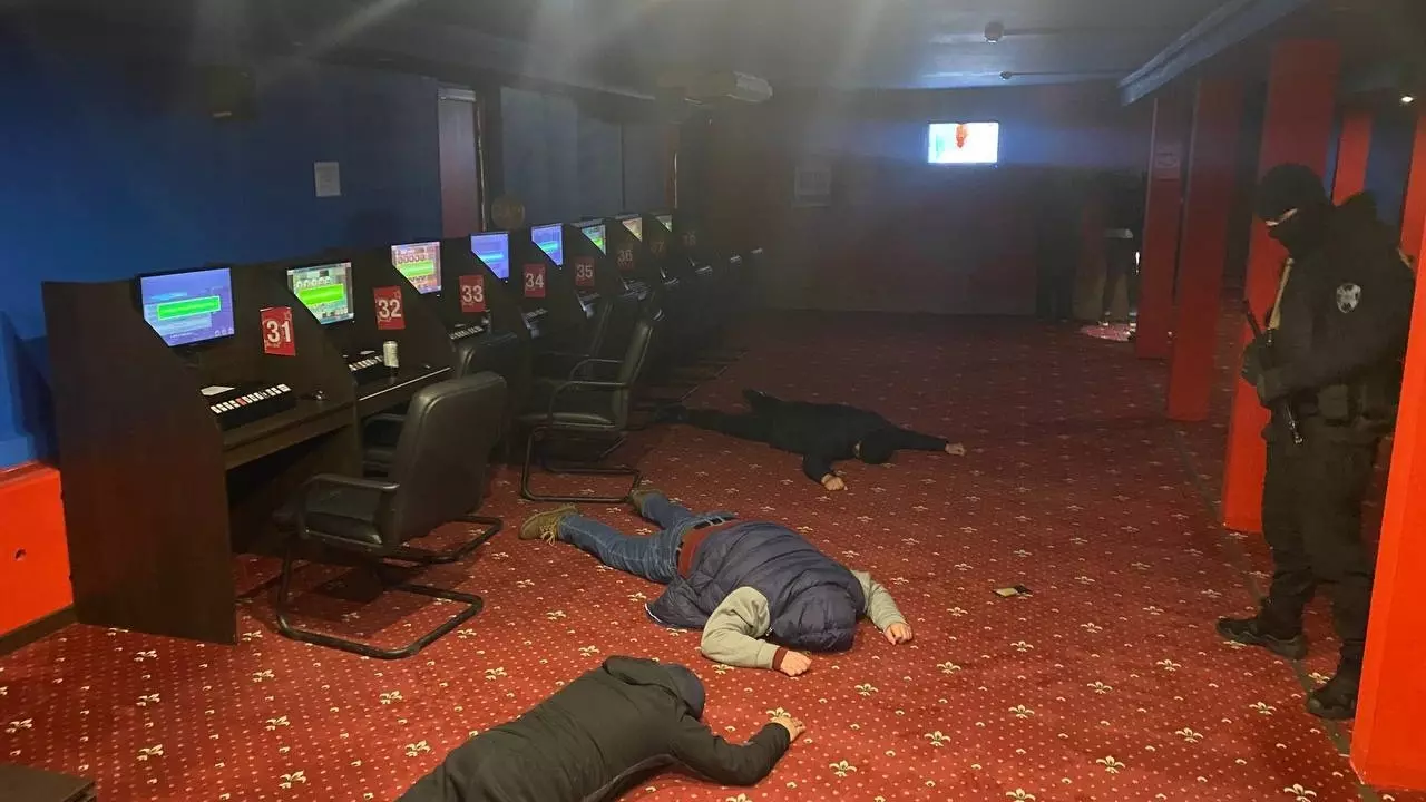 В подпольное казино Нижневартовска ворвались сотрудники ФСБ.