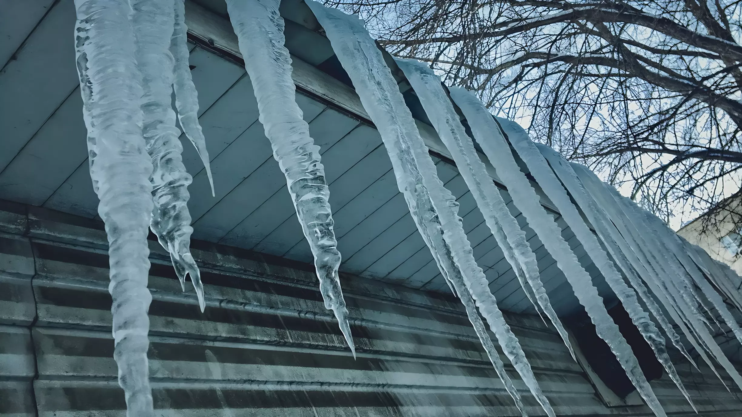 СК ХМАО призвал к ответственности коммунальщиков из-за снега и наледи на крышах